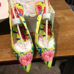 Aldo CRIEWIEL yellow flower shoe size 10